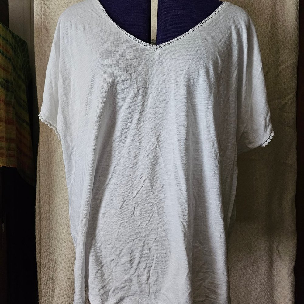 white tee t-shirt v-neck top Ellos 1X 22-24 Plus lace trim